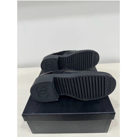 CHANEL Women's Black Quilted Lace-Up Loafers - Picture 2 of 4